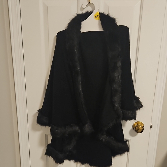 Suzy Shier Jackets & Blazers - Suzy Shier Black Faux Fur Trim Cape